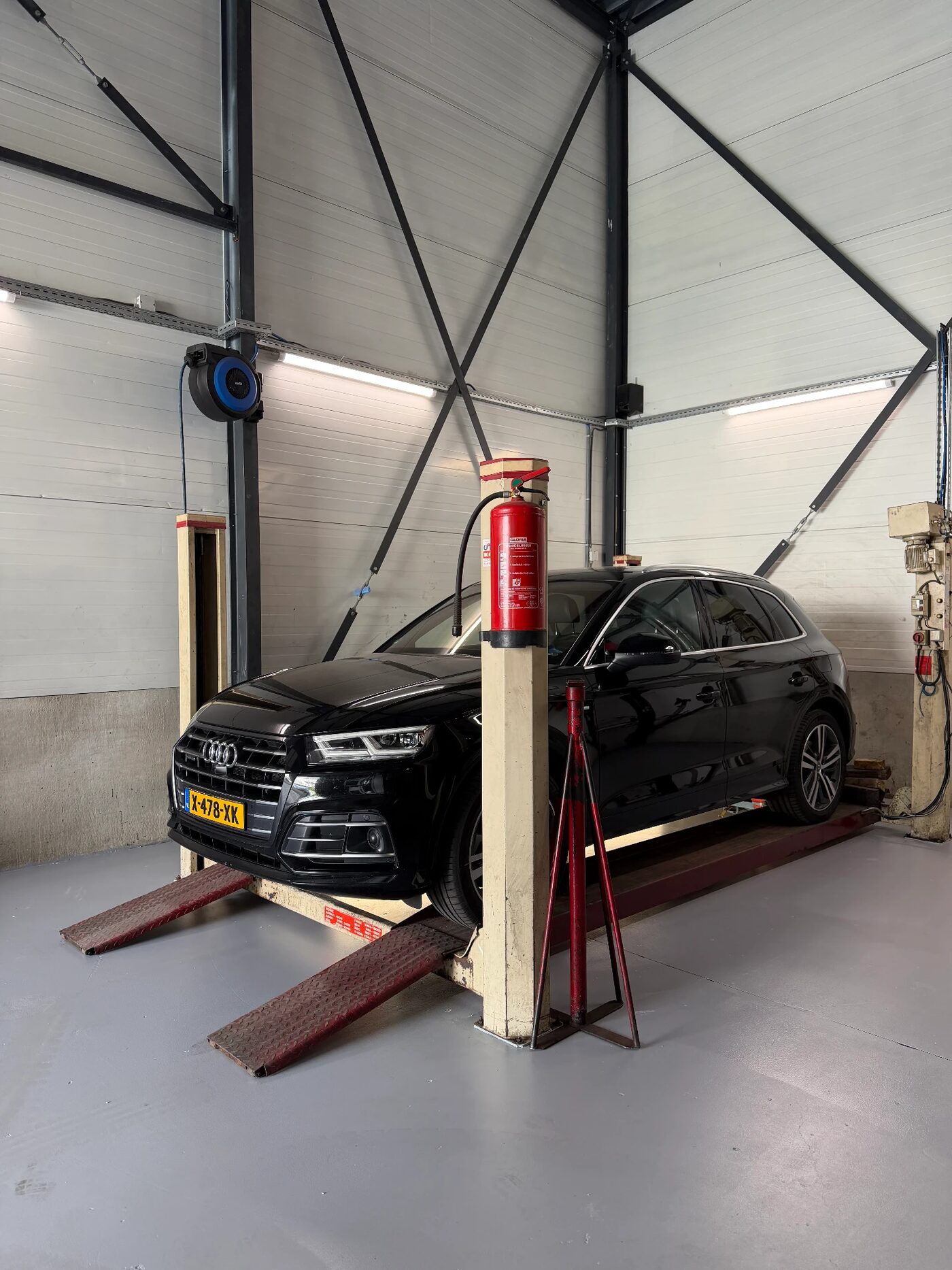 Auto op de brug
